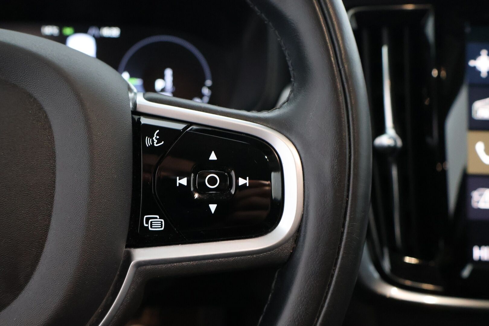 Volvo V90 2020 T8 Recharge AWD Momentum Aut. *Adapt.Vakkari / Webasto / HUD / 360° / Muistipenkki / Nahkasisusta / KeylessGo / Sähköluukku*