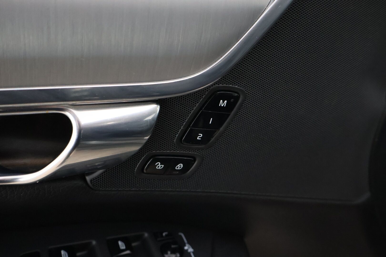 Volvo V90 2020 T8 Recharge AWD Momentum Aut. *Adapt.Vakkari / Webasto / HUD / 360° / Muistipenkki / Nahkasisusta / KeylessGo / Sähköluukku*