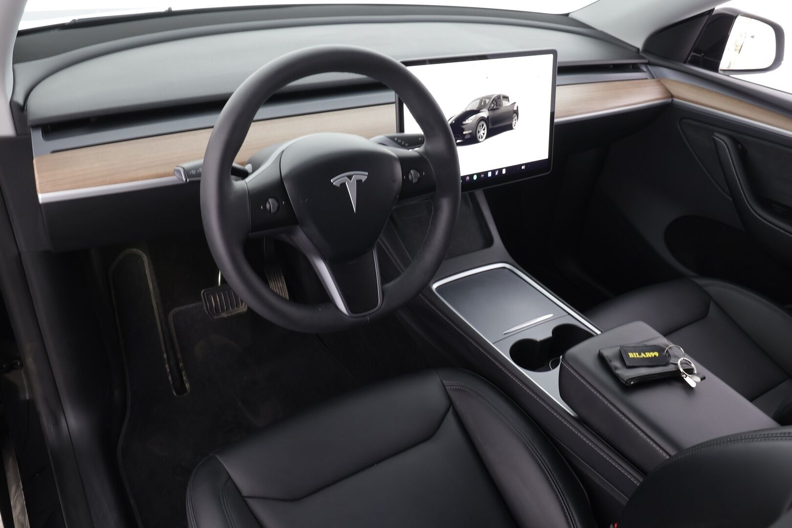 Tesla Model Y 2024 Long Range * Koukku / ILP / ACC / Lasikatto / Matrix-LED / P.Kamera / Muistipenkki / Premium Audio / Navi / Keyless * - 1-om Suomi-auto / 2x Latauskaapelit / Kahdet renkaat aluvanteilla