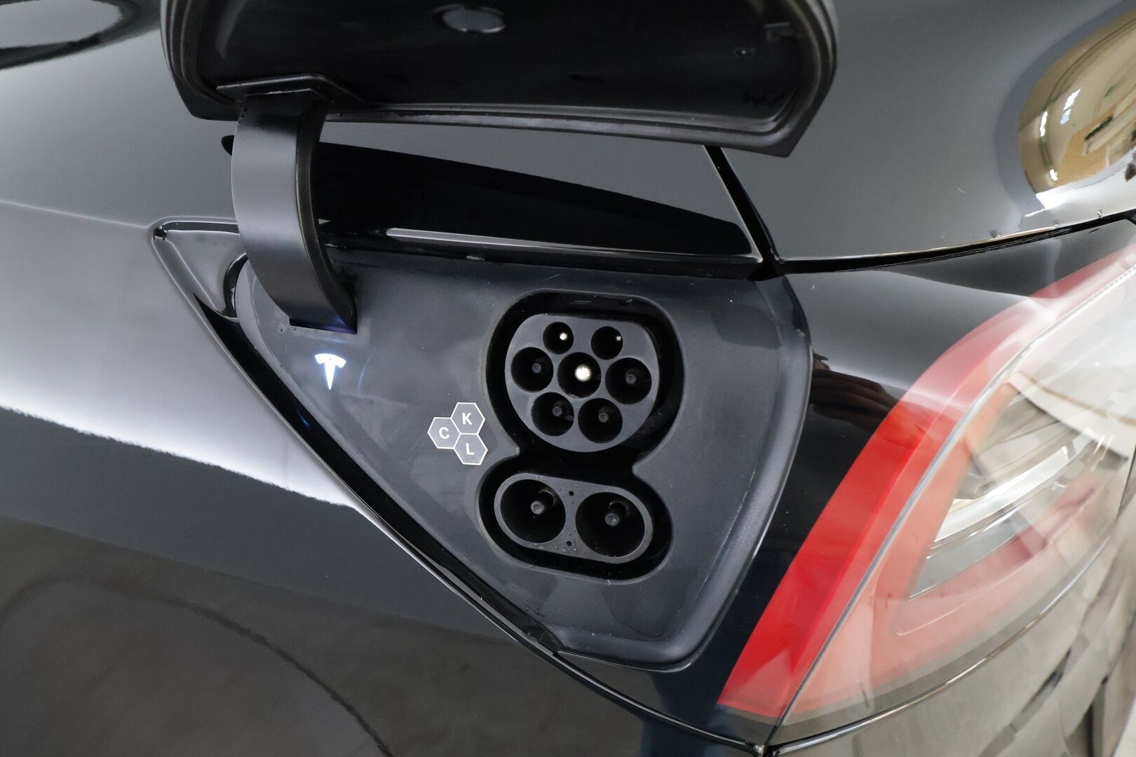 Tesla Model Y 2024 Long Range * Koukku / ILP / ACC / Lasikatto / Matrix-LED / P.Kamera / Muistipenkki / Premium Audio / Navi / Keyless * - 1-om Suomi-auto / 2x Latauskaapelit / Kahdet renkaat aluvanteilla