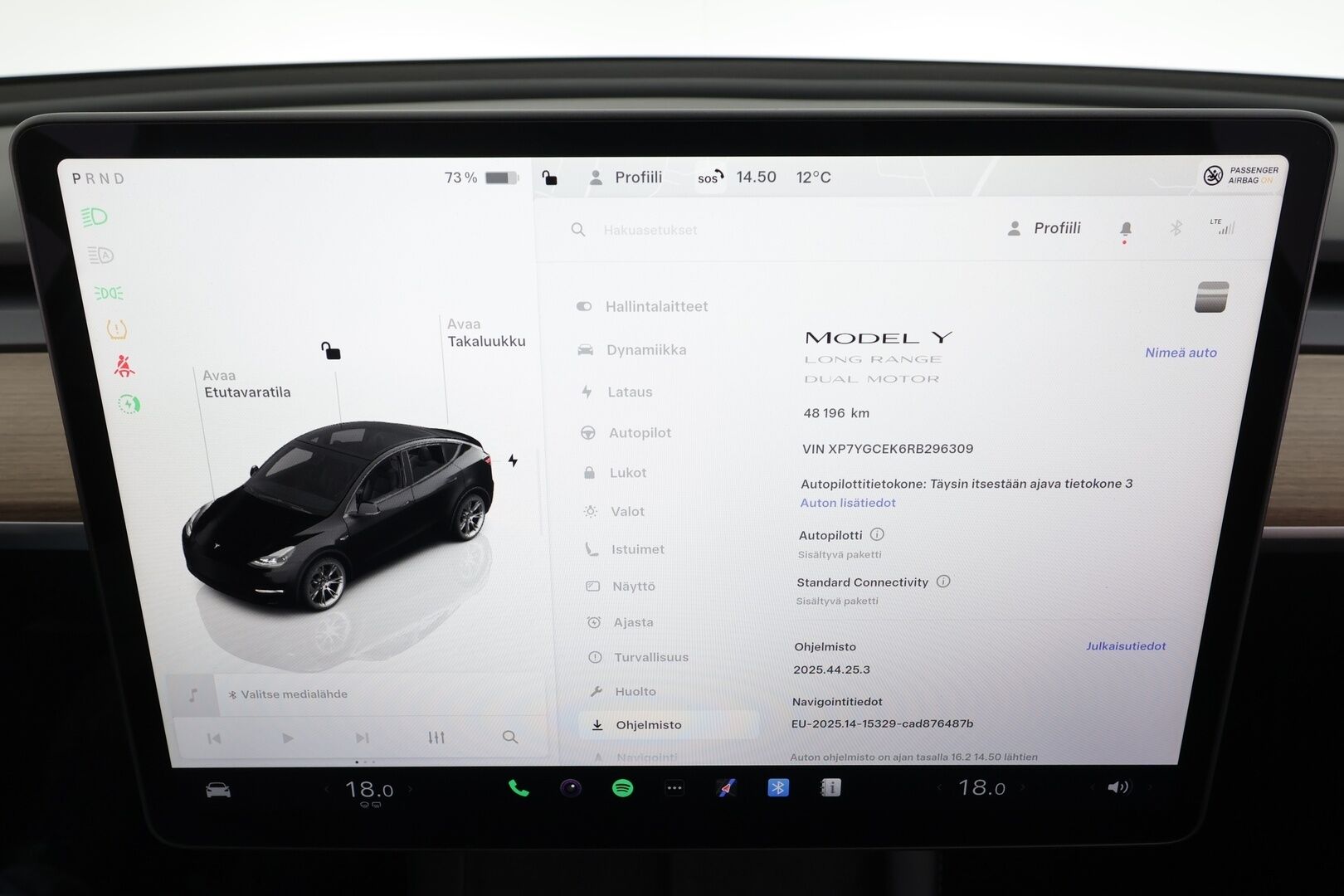 Tesla Model Y 2024 Long Range * Koukku / ILP / ACC / Lasikatto / Matrix-LED / P.Kamera / Muistipenkki / Premium Audio / Navi / Keyless * - 1-om Suomi-auto / 2x Latauskaapelit / Kahdet renkaat aluvanteilla