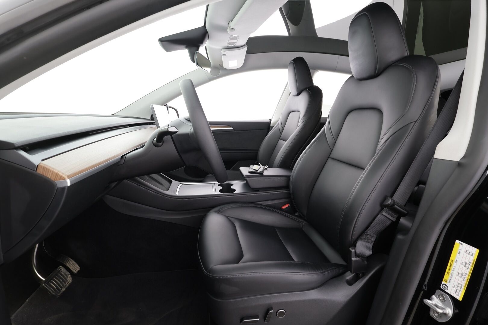 Tesla Model Y 2024 Long Range * Koukku / ILP / ACC / Lasikatto / Matrix-LED / P.Kamera / Muistipenkki / Premium Audio / Navi / Keyless * - 1-om Suomi-auto / 2x Latauskaapelit / Kahdet renkaat aluvanteilla