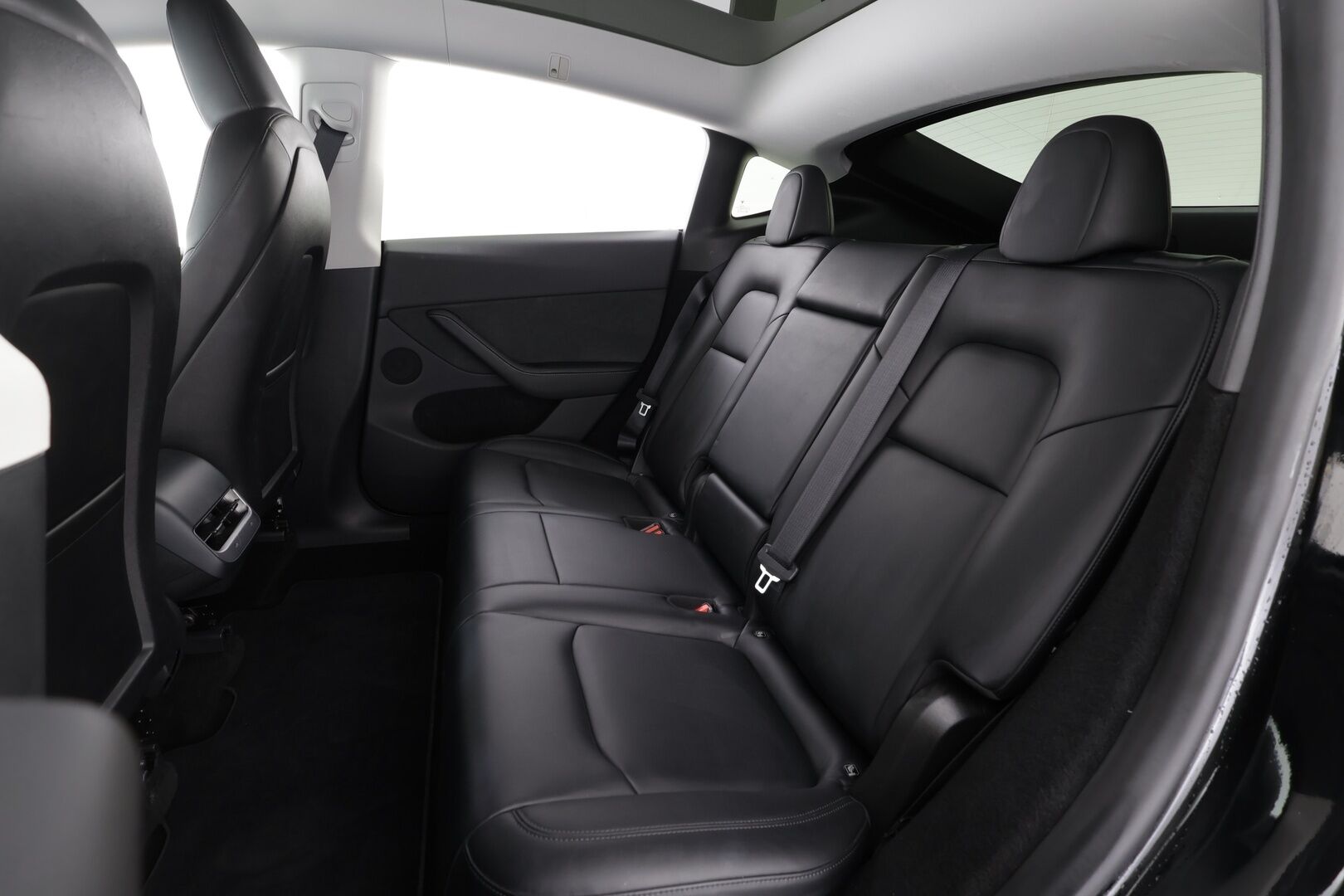 Tesla Model Y 2024 Long Range * Koukku / ILP / ACC / Lasikatto / Matrix-LED / P.Kamera / Muistipenkki / Premium Audio / Navi / Keyless * - 1-om Suomi-auto / 2x Latauskaapelit / Kahdet renkaat aluvanteilla