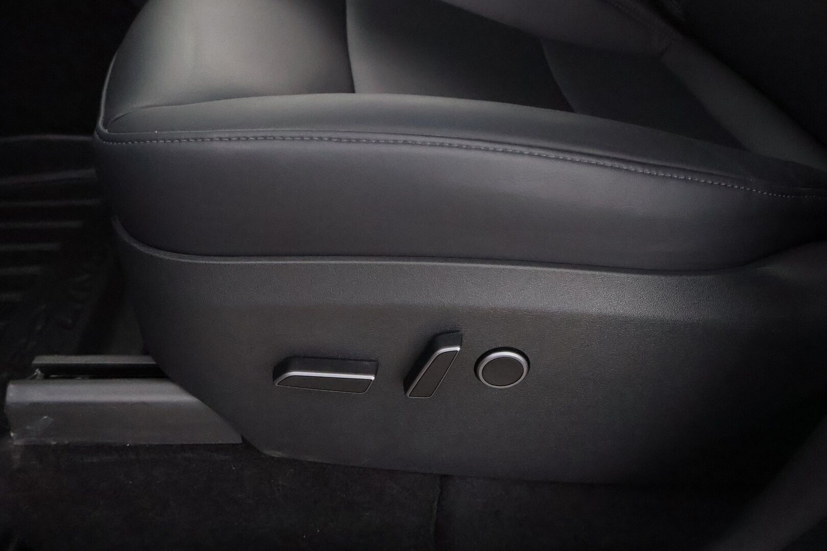 Tesla Model Y 2024 Long Range - 1-Omisteinen Suomiauto / Vetokoukku / Lämpöpumppu / Matrix LED / P.Kamera / Adapt.Vakkari / Lasikatto / 2x Vanteet / Juuri saapunut Tampereelle!