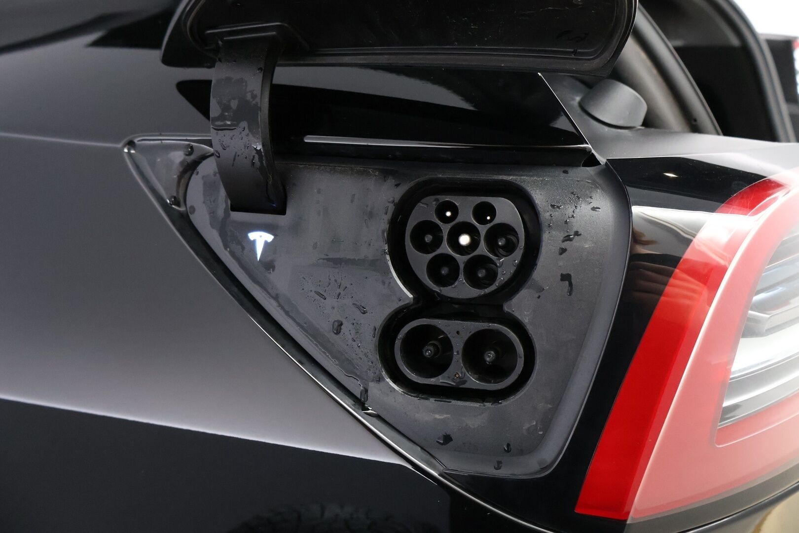 Tesla Model Y 2024 Long Range - 1-Omisteinen Suomiauto / Vetokoukku / Lämpöpumppu / Matrix LED / P.Kamera / Adapt.Vakkari / Lasikatto / 2x Vanteet / Juuri saapunut Tampereelle!