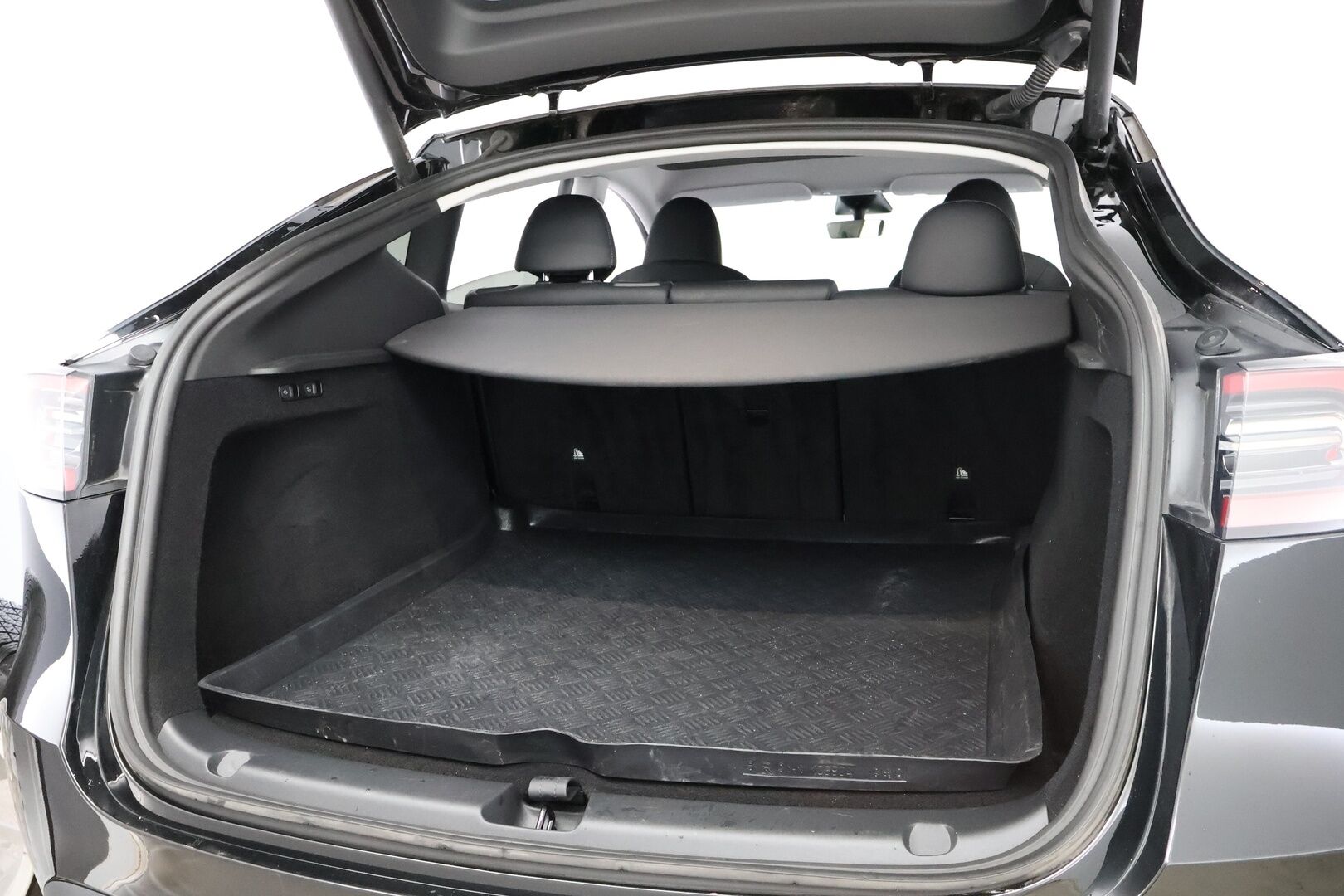 Tesla Model Y 2024 Long Range - 1-Omisteinen Suomiauto / Vetokoukku / Lämpöpumppu / Matrix LED / P.Kamera / Adapt.Vakkari / Lasikatto / 2x Vanteet / Juuri saapunut Tampereelle!