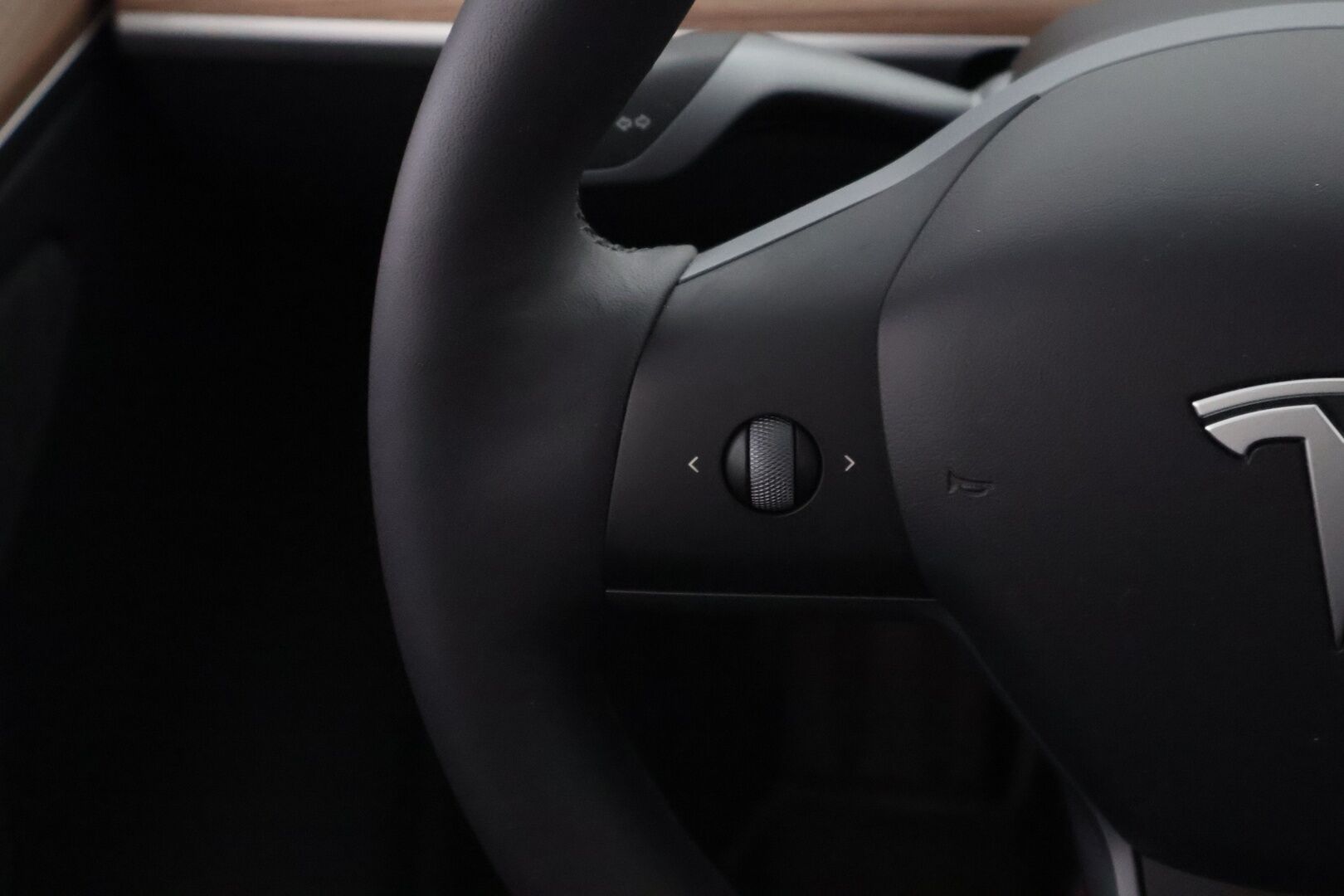 Tesla Model Y 2024 Long Range - 1-Omisteinen Suomiauto / Vetokoukku / Lämpöpumppu / Matrix LED / P.Kamera / Adapt.Vakkari / Lasikatto / 2x Vanteet / Juuri saapunut Tampereelle!