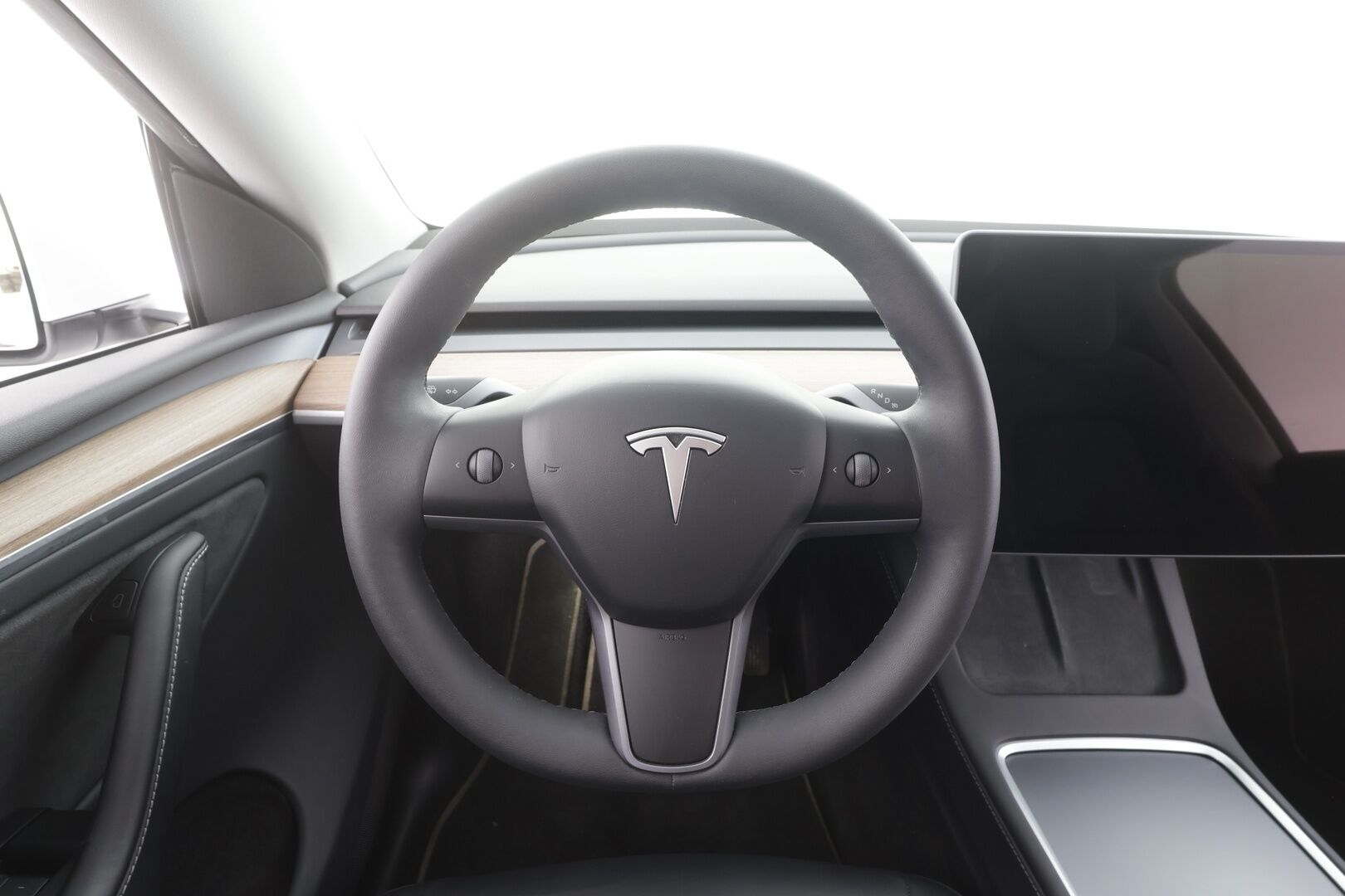 Tesla Model Y 2024 RWD - | ACC | ILP | Koukku | Matrix | Ryzen | Lasikatto | Premium audio | Muistipenkki | Sähkönahat  | 1-om suomiauto | ALV | 
