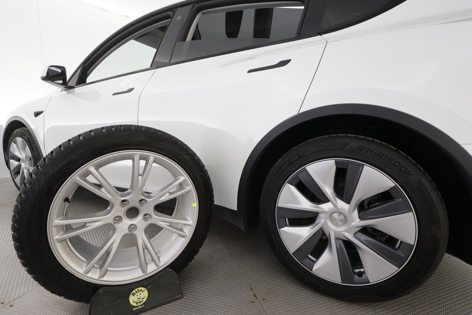 Tesla Model Y 2024 Long Range - | Koukku | ILP | Lasikatto | ACC | Matrix-LED | P.Kamera | Muistipenkki | Premium Audio | Navi | Kaistavahti | Keyless | Suomi-auto | 2x Latauskaapelit | Kahdet renkaat |