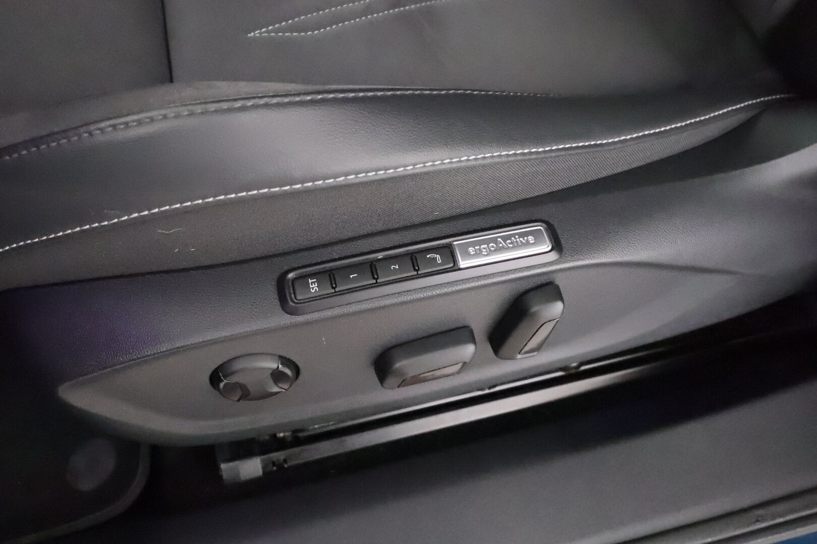 Volkswagen ID.7 2024 Pro Elegance 210 kW Akku 77 kWh - | ACC | ILP | Koukku | Muistipenkit hieronnalla | HUD | 360° | IQ.Light | Nahka-alcantara | Travel Assist | Ambient | 1-om suomiauto | ALV |