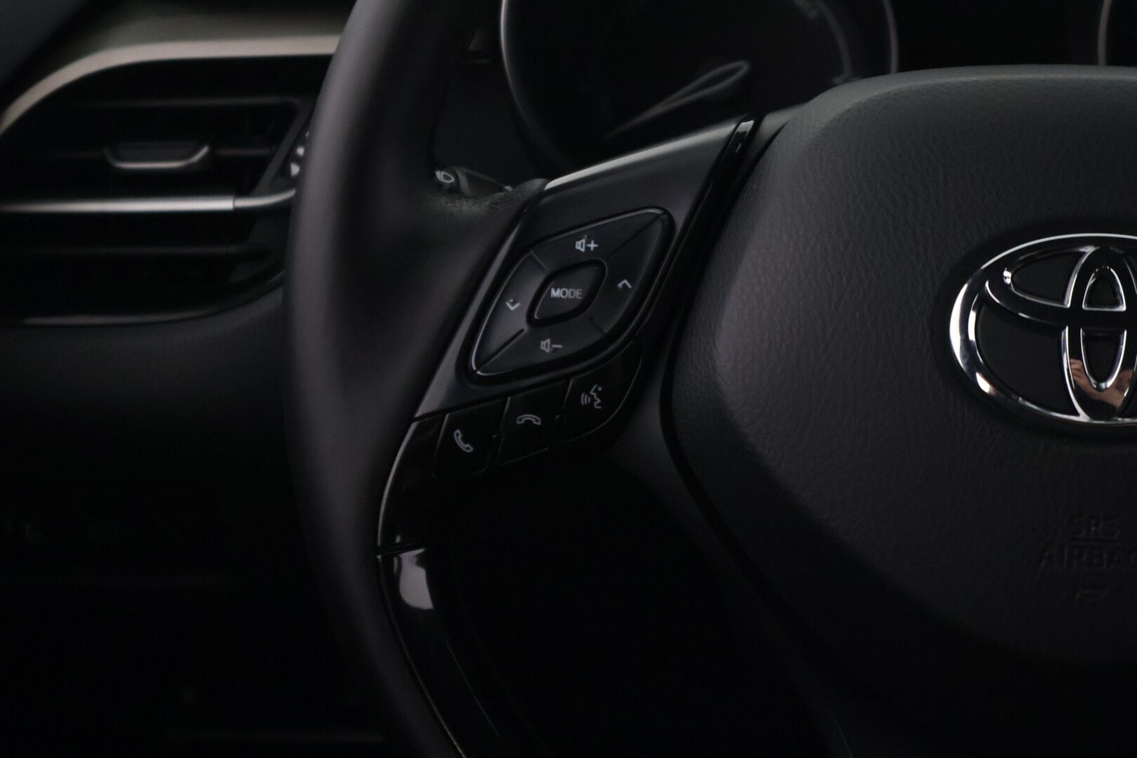Toyota C-HR 2019 Hybrid Active - ACC | Lane Assist | Peruutuskamera | Metalliväri | Bluetooth 