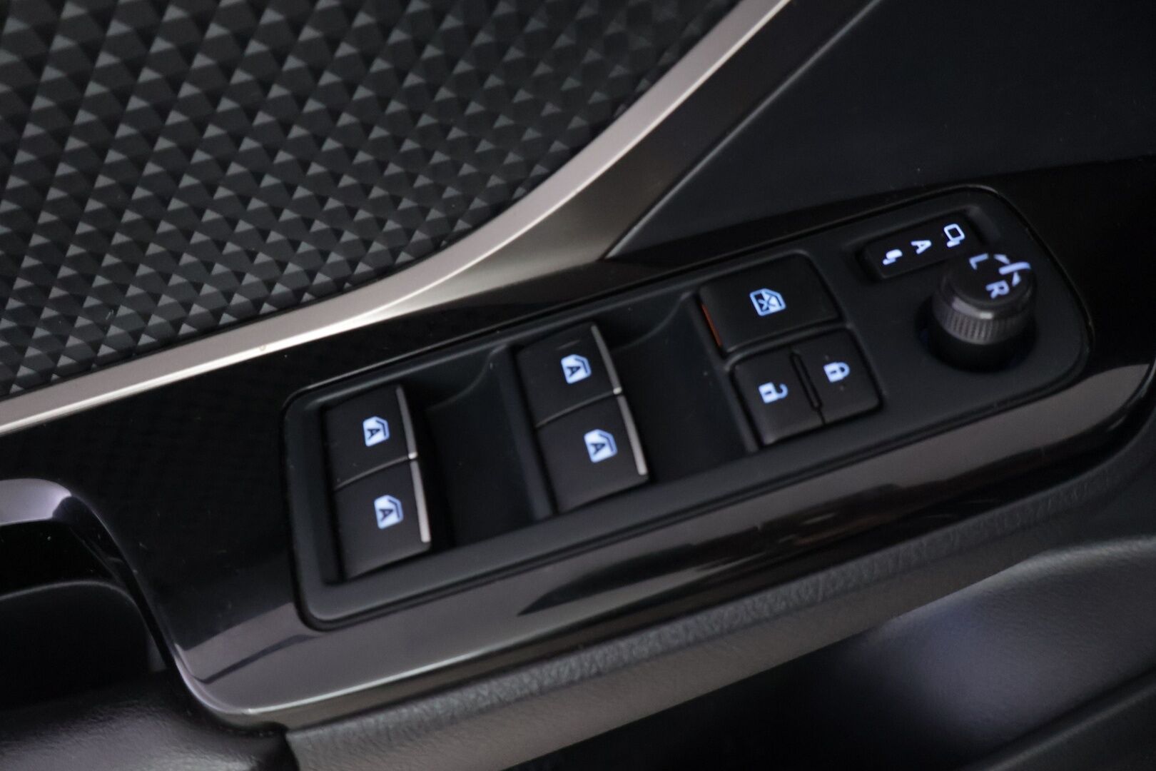 Toyota C-HR 2019 Hybrid Active - ACC | Lane Assist | Peruutuskamera | Metalliväri | Bluetooth 