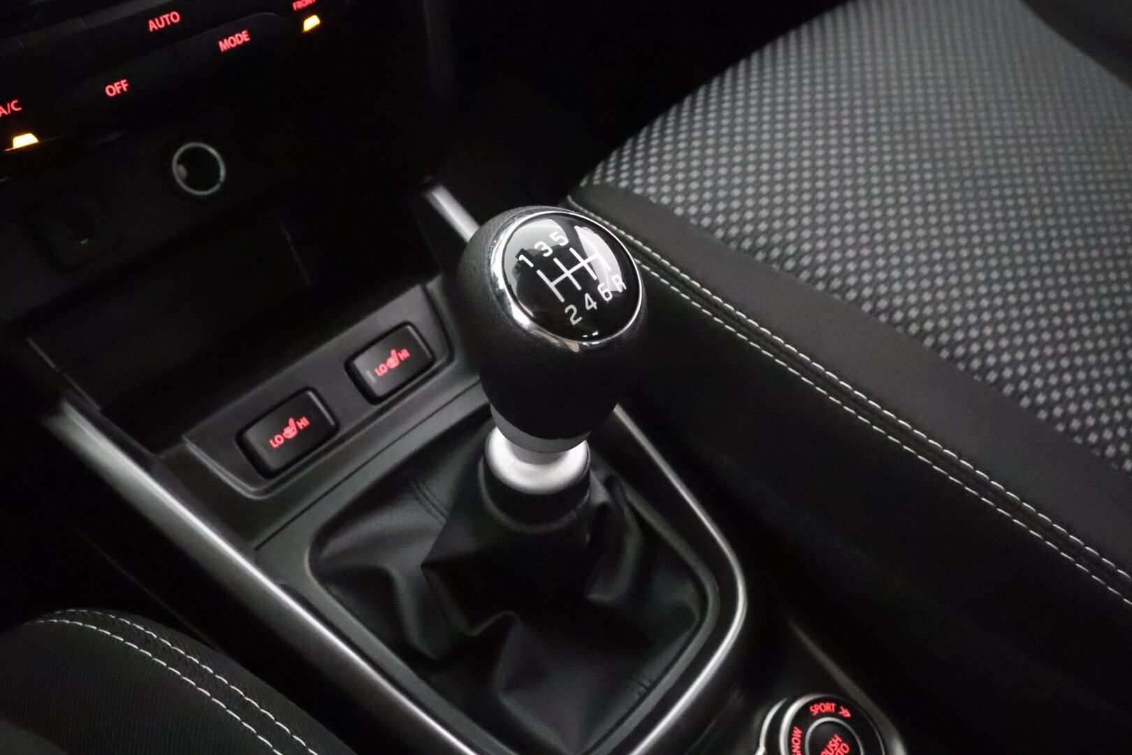 Suzuki Vitara 2024 1,4 BOOSTERJET 4WD GL+ 6MT HYBRID * ACC / P.kamera / LED / Kaistavahti * - 1.Om Suomi-auto / Kahdet renkaat aluvanteilla / LED Ajovalot / Hyvät nasta renkaat - HULLUT AVAJAISHULINAT KORKOTARJOUS 3,29 %