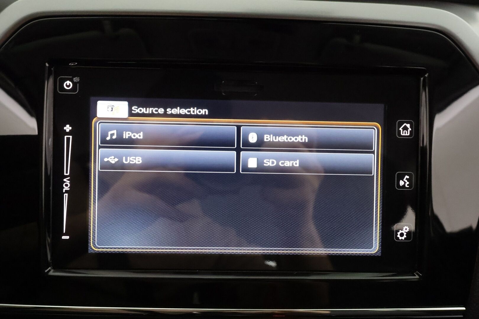 Suzuki Vitara 2024 1,4 BOOSTERJET 4WD GL+ 6MT HYBRID * ACC / P.kamera / LED / Kaistavahti * - 1.Om Suomi-auto / Kahdet renkaat aluvanteilla / LED Ajovalot / Hyvät nasta renkaat - HULLUT AVAJAISHULINAT KORKOTARJOUS 3,29 %