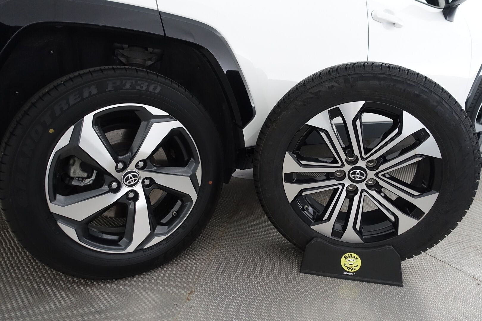 Toyota RAV4 Plug-in 2024 Hybrid 2,5 AWD-i Active Plus Edition - | 1. omisteinen | Suomi-auto| Adaptiivinen vakkari | Vetokoukku | 2x Renkaat&Vanteet | Sähköinen takaluukku | Etu- ja takapenkkien lämmitys | Peruutuskamera | 