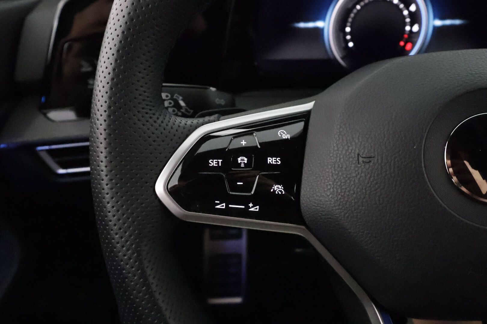 Volkswagen Golf 2021 1,4 GTE 180 kW DSG **HUD / Adapt.vakkari / IQ Light / P.tutkat / Sporttipenkit / Navi / Ratinlämmitin / Digimittaristo** - Kahdet renkaat aluvanteilla