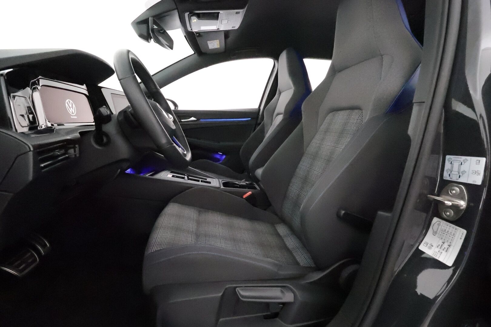 Volkswagen Golf 2021 1,4 GTE 180 kW DSG **HUD / Adapt.vakkari / IQ Light / P.tutkat / Sporttipenkit / Navi / Ratinlämmitin / Digimittaristo** - Kahdet renkaat aluvanteilla