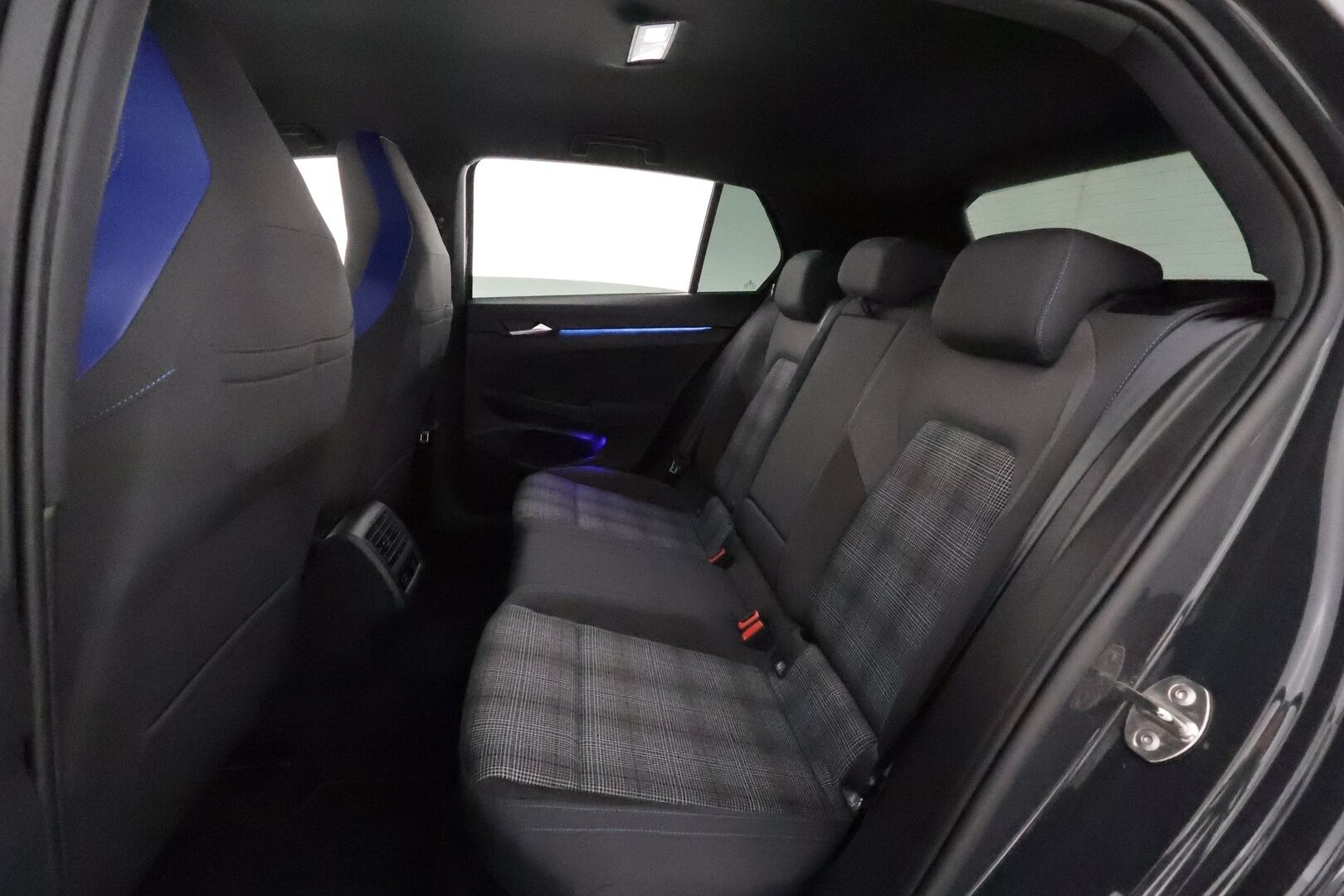 Volkswagen Golf 2021 1,4 GTE 180 kW DSG **HUD / Adapt.vakkari / IQ Light / P.tutkat / Sporttipenkit / Navi / Ratinlämmitin / Digimittaristo** - Kahdet renkaat aluvanteilla