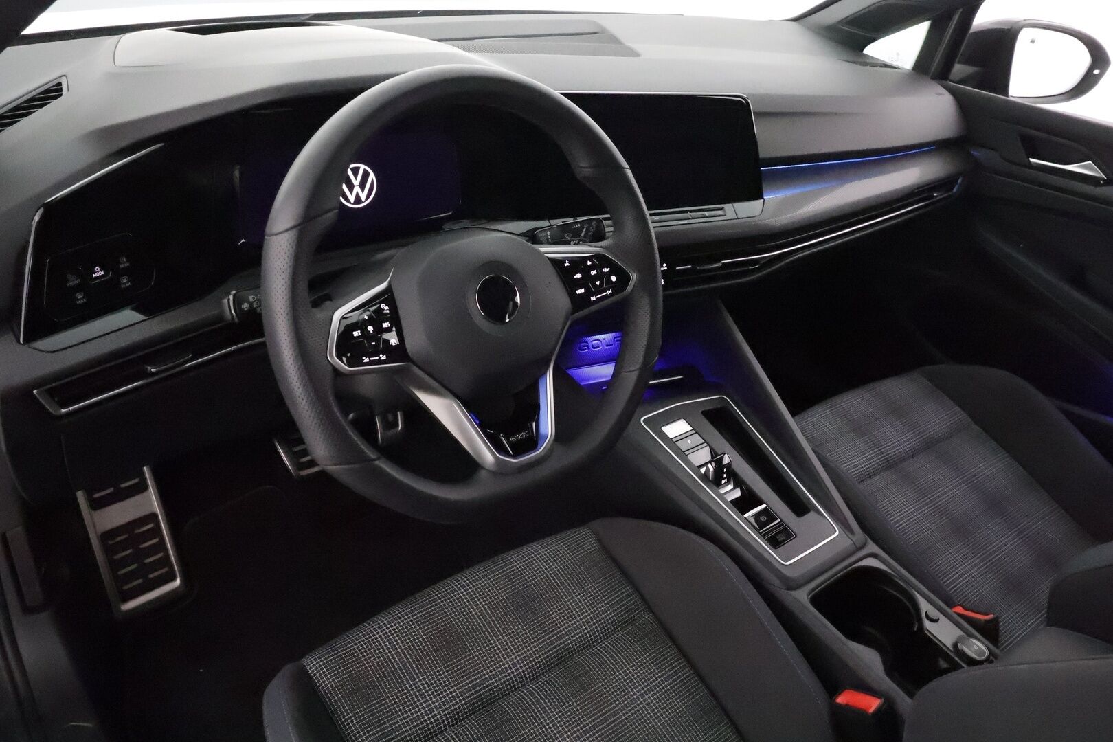Volkswagen Golf 2021 1,4 GTE 180 kW DSG **HUD / Adapt.vakkari / IQ Light / P.tutkat / Sporttipenkit / Navi / Ratinlämmitin / Digimittaristo** - Kahdet renkaat aluvanteilla