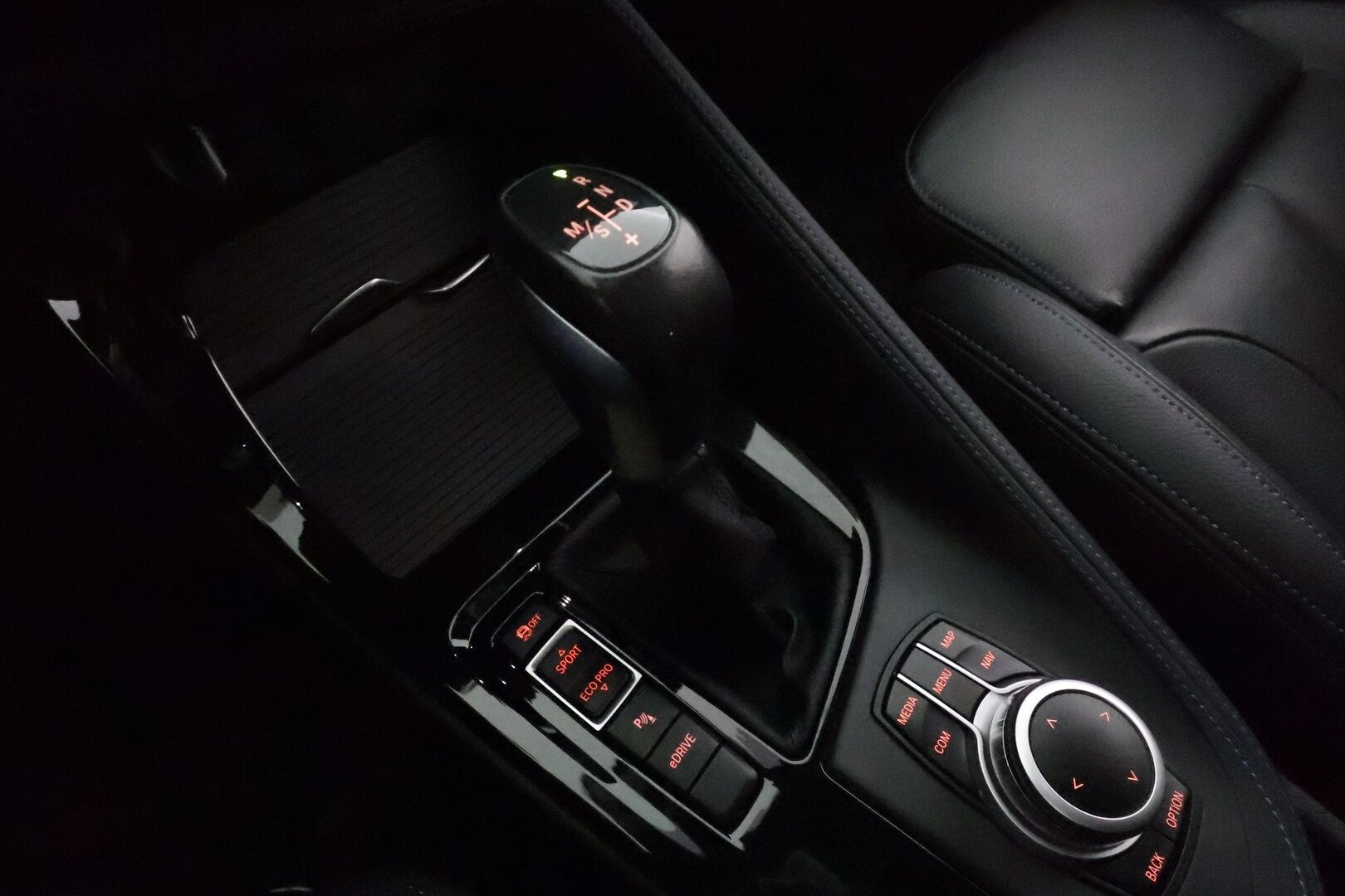 BMW X1 2021 F48 xDrive25e A Charged Edition M Sport *ACC / HUD / Hifi / P.kamera / Adapt.LED / Navi / Sporttinahat* - Akku kuntotarkastettu / Kahdet renkaat aluvanteilla