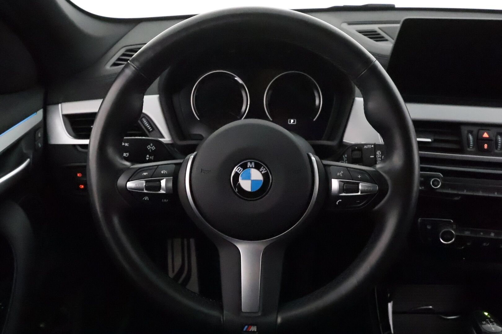 BMW X1 2021 F48 xDrive25e A Charged Edition M Sport *ACC / HUD / Hifi / P.kamera / Adapt.LED / Navi / Sporttinahat* - Akku kuntotarkastettu / Kahdet renkaat aluvanteilla