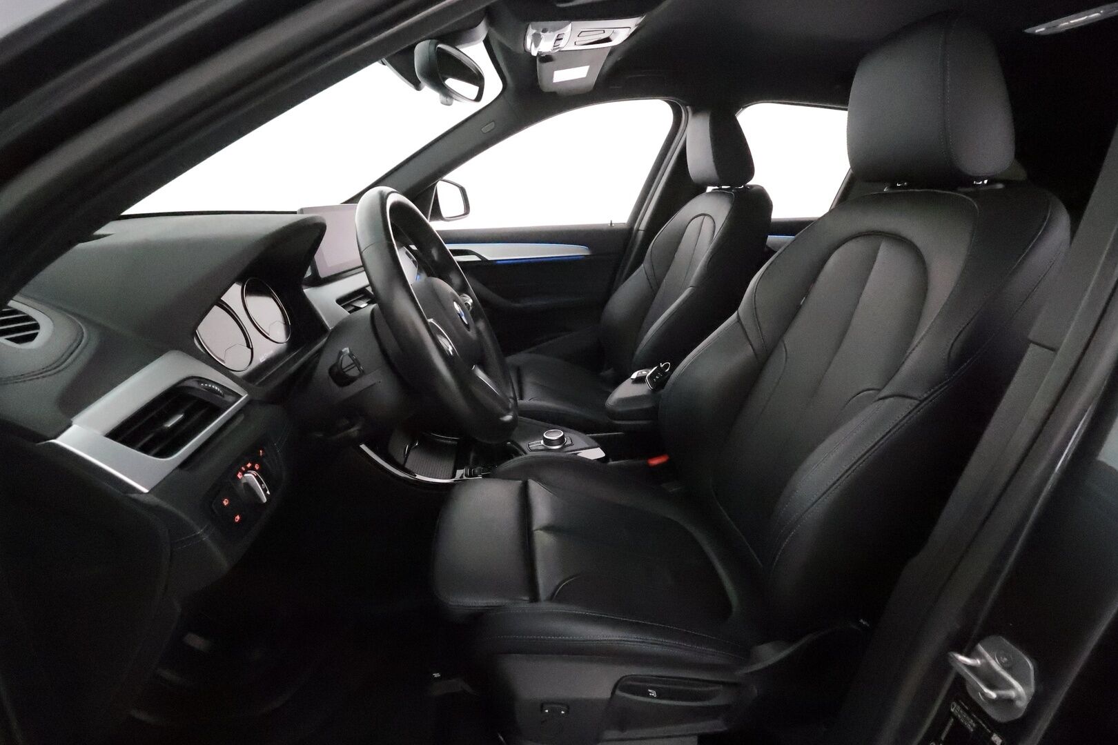 BMW X1 2021 F48 xDrive25e A Charged Edition M Sport *ACC / HUD / Hifi / P.kamera / Adapt.LED / Navi / Sporttinahat* - Akku kuntotarkastettu / Kahdet renkaat aluvanteilla
