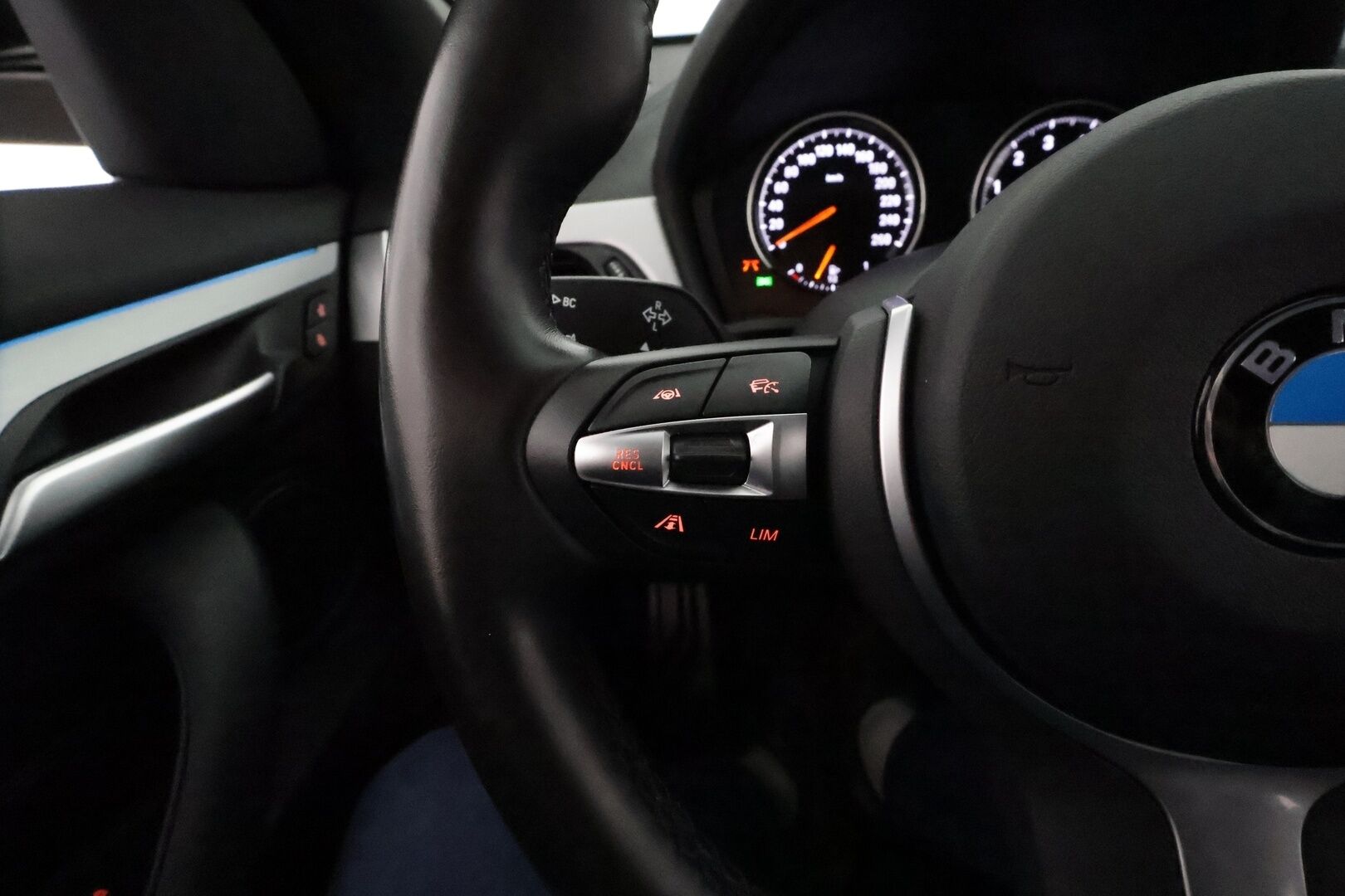 BMW X1 2021 F48 xDrive25e A Charged Edition M Sport *ACC / HUD / Hifi / P.kamera / Adapt.LED / Navi / Sporttinahat* - Akku kuntotarkastettu / Kahdet renkaat aluvanteilla