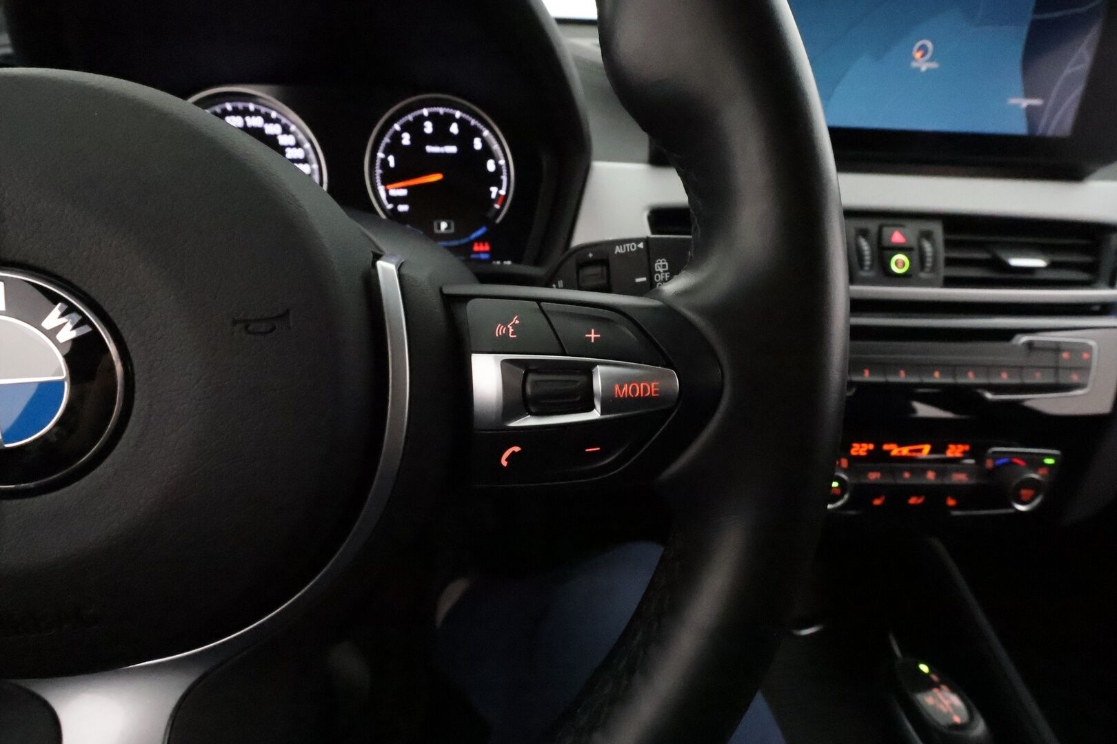 BMW X1 2021 F48 xDrive25e A Charged Edition M Sport *ACC / HUD / Hifi / P.kamera / Adapt.LED / Navi / Sporttinahat* - Akku kuntotarkastettu / Kahdet renkaat aluvanteilla