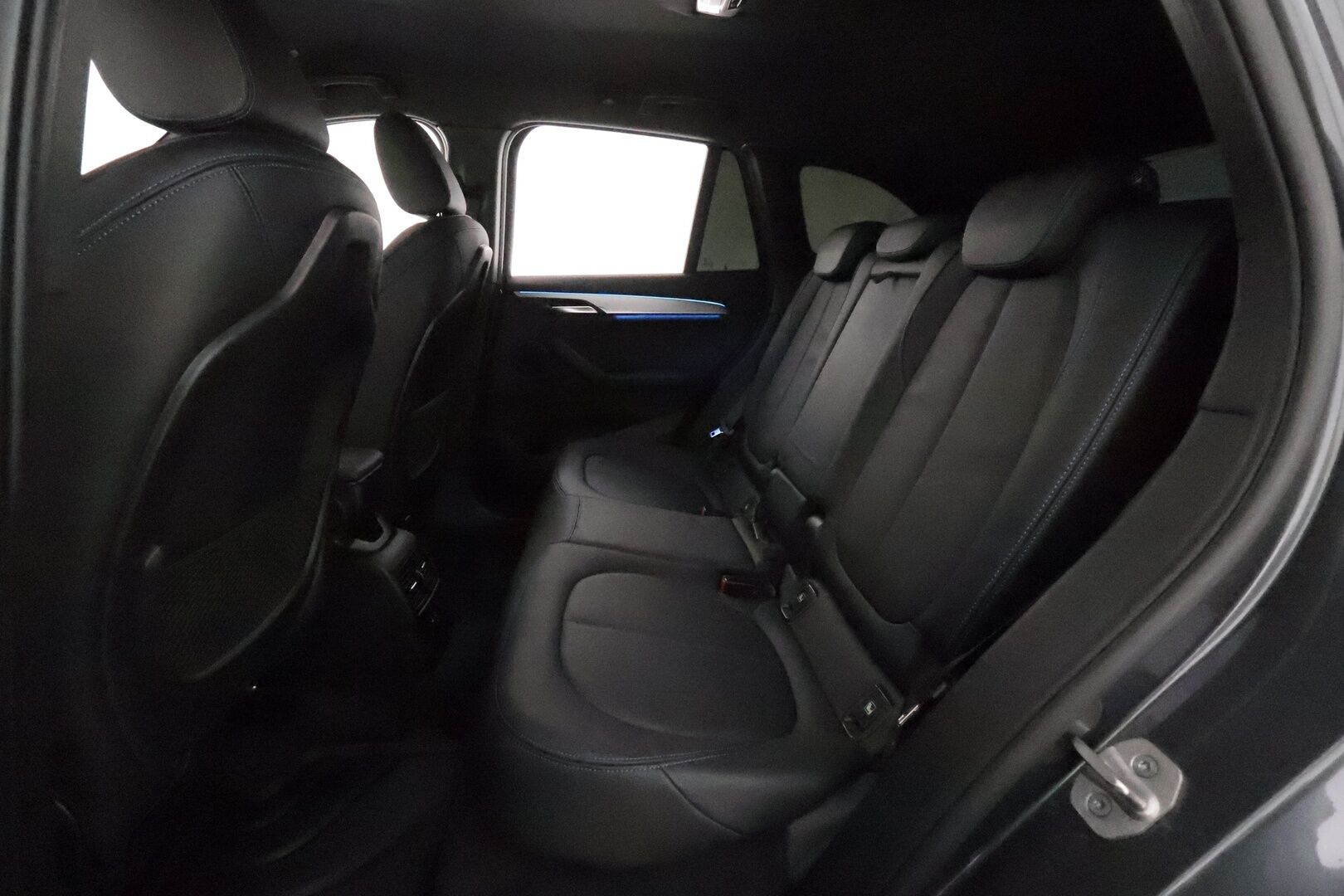 BMW X1 2021 F48 xDrive25e A Charged Edition M Sport *ACC / HUD / Hifi / P.kamera / Adapt.LED / Navi / Sporttinahat* - Akku kuntotarkastettu / Kahdet renkaat aluvanteilla