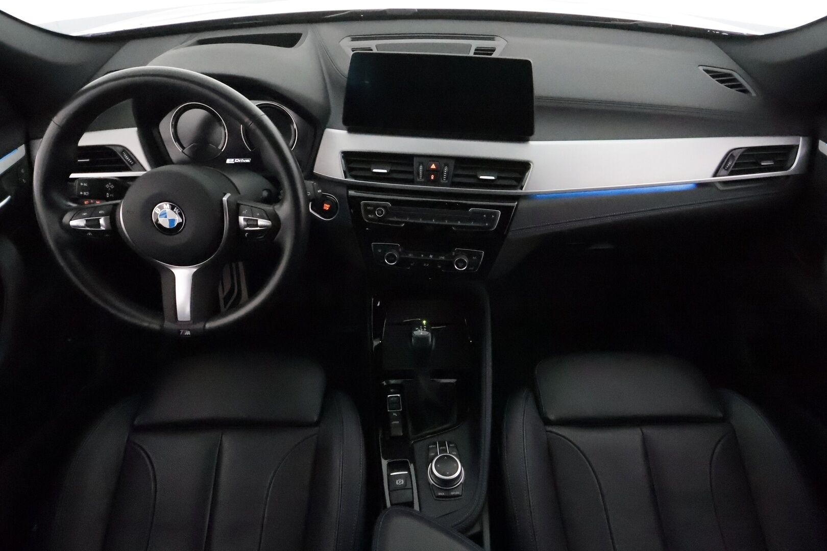 BMW X1 2021 F48 xDrive25e A Charged Edition M Sport *ACC / HUD / Hifi / P.kamera / Adapt.LED / Navi / Sporttinahat* - Akku kuntotarkastettu / Kahdet renkaat aluvanteilla
