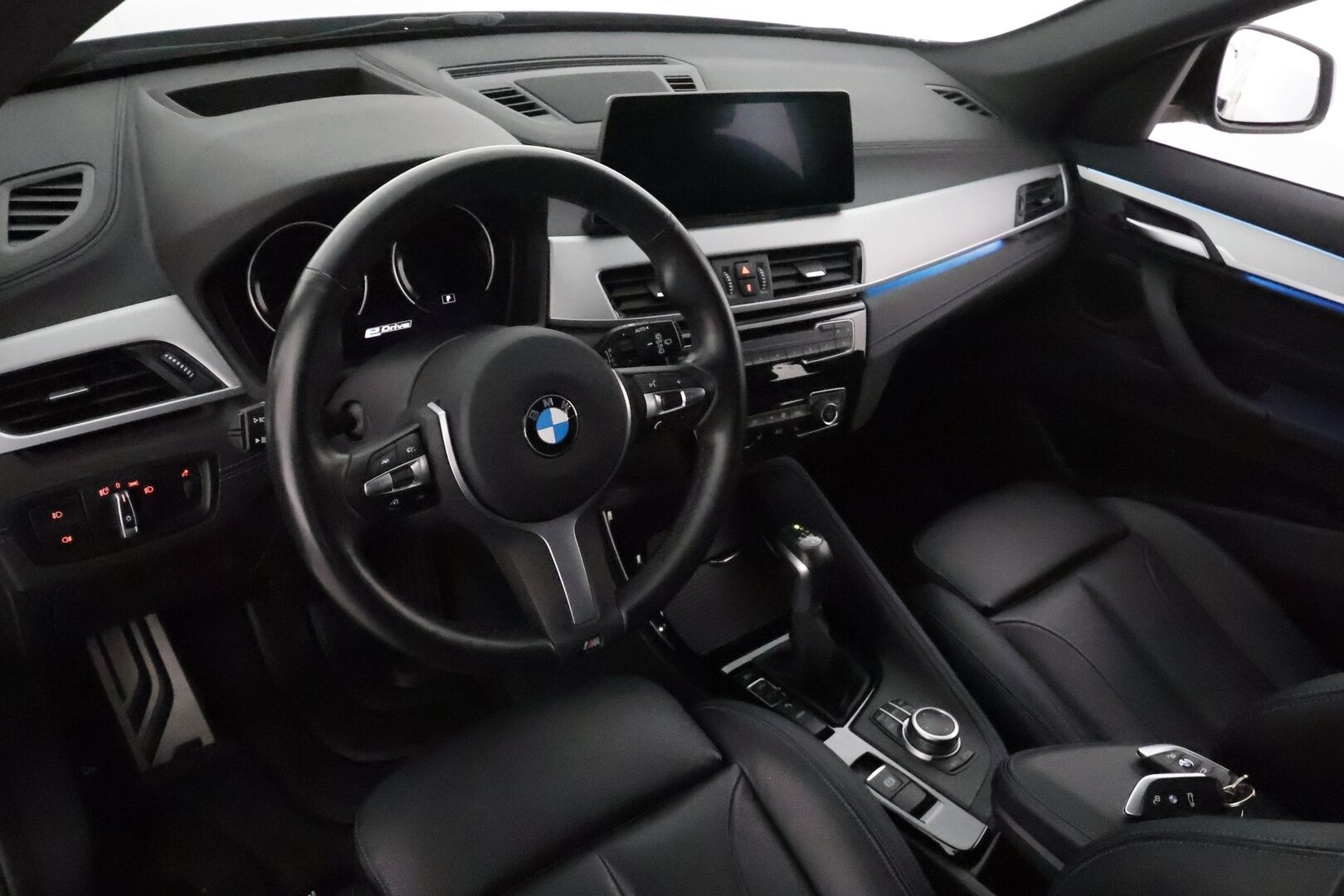 BMW X1 2021 F48 xDrive25e A Charged Edition M Sport *ACC / HUD / Hifi / P.kamera / Adapt.LED / Navi / Sporttinahat* - Akku kuntotarkastettu / Kahdet renkaat aluvanteilla