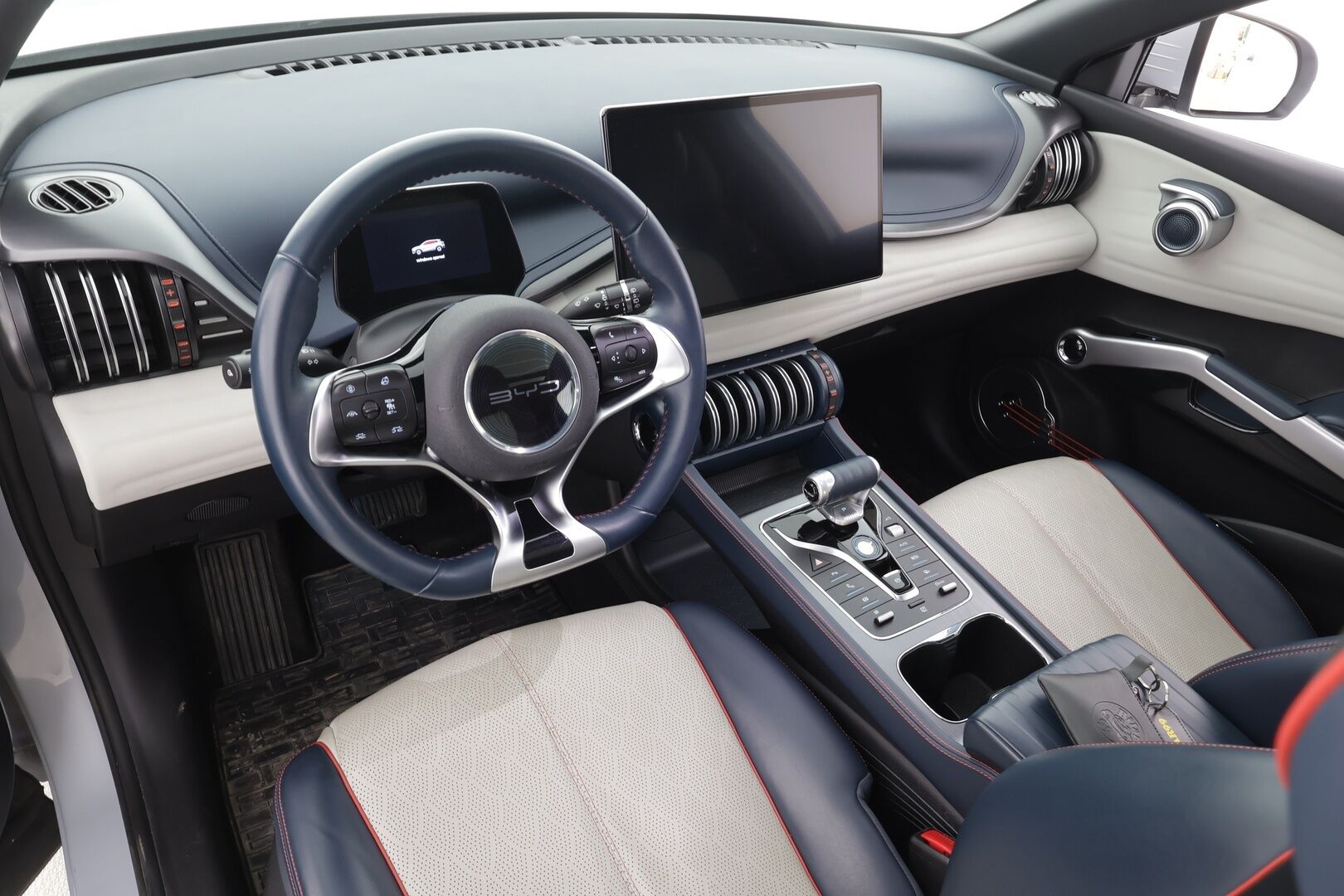 BYD Atto 3 2022 Design * ILP / Panorama / 360 / ACC / LED / Sähköpenkit / Navi / Kaistavahti / Keyless * - 2x Latauskaapelit / Kahet renkaat aluvanteilla - HULLUT AVAJAISHULINAT KORKOTARJOUS 3,29 %