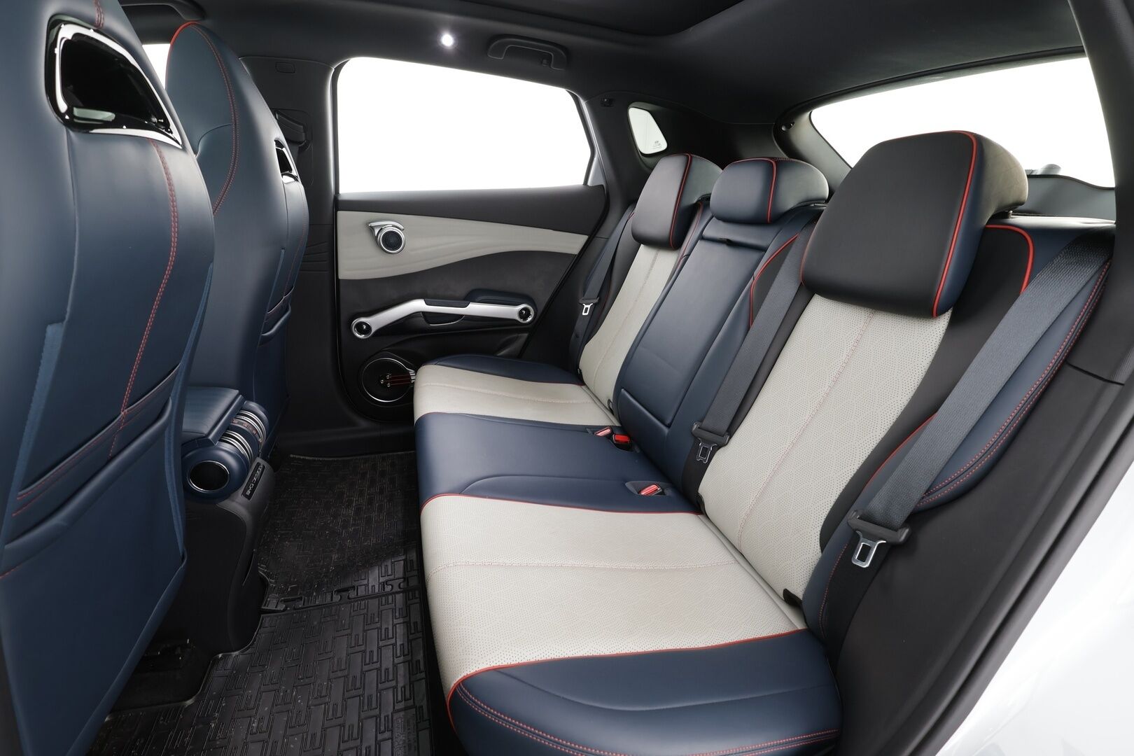 BYD Atto 3 2022 Design * ILP / Panorama / 360 / ACC / LED / Sähköpenkit / Navi / Kaistavahti / Keyless * - 2x Latauskaapelit / Kahet renkaat aluvanteilla - HULLUT AVAJAISHULINAT KORKOTARJOUS 3,29 %