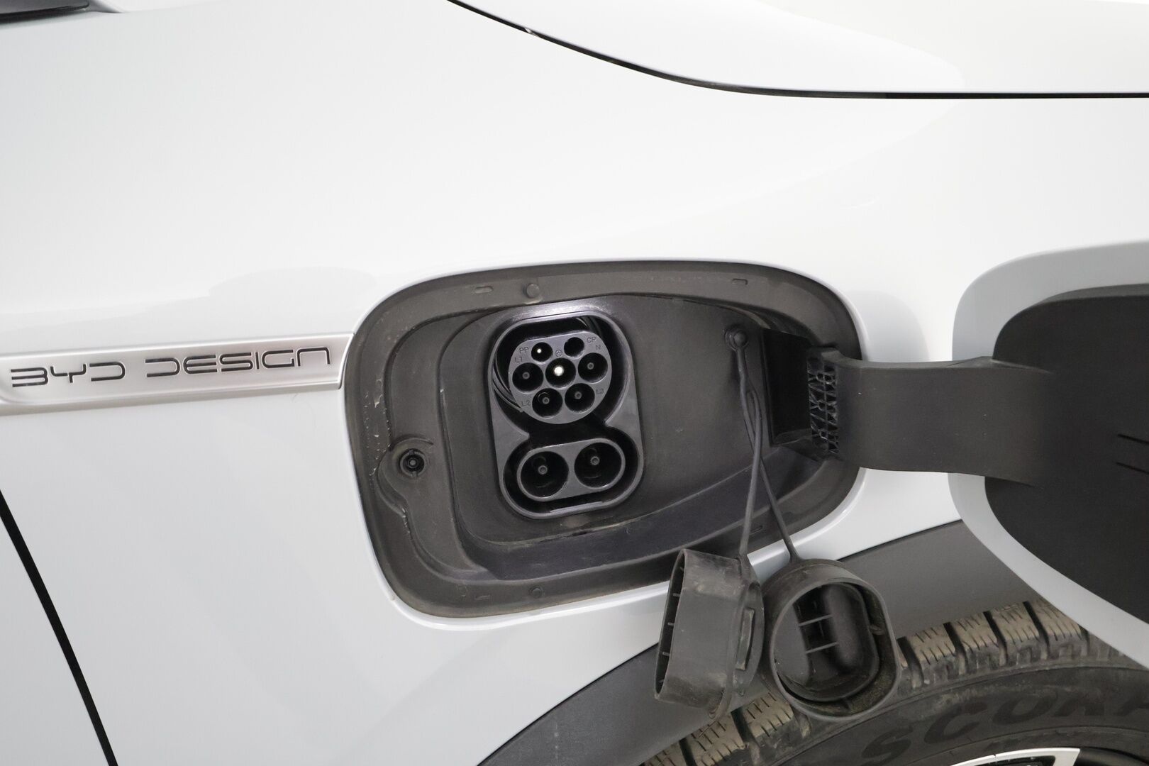 BYD Atto 3 2022 Design * ILP / Panorama / 360 / ACC / LED / Sähköpenkit / Navi / Kaistavahti / Keyless * - 2x Latauskaapelit / Kahet renkaat aluvanteilla - HULLUT AVAJAISHULINAT KORKOTARJOUS 3,29 %