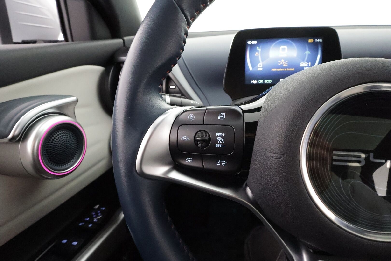 BYD Atto 3 2022 Design * ILP / Panorama / 360 / ACC / LED / Sähköpenkit / Navi / Kaistavahti / Keyless * - 2x Latauskaapelit / Kahet renkaat aluvanteilla - HULLUT AVAJAISHULINAT KORKOTARJOUS 3,29 %