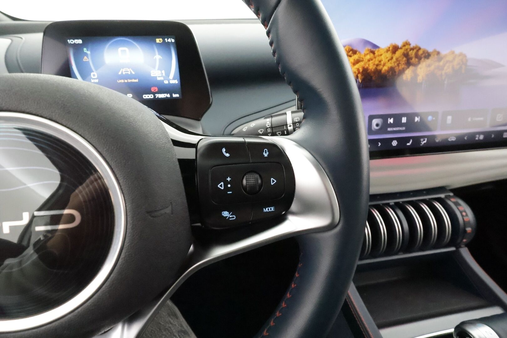 BYD Atto 3 2022 Design * ILP / Panorama / 360 / ACC / LED / Sähköpenkit / Navi / Kaistavahti / Keyless * - 2x Latauskaapelit / Kahet renkaat aluvanteilla - HULLUT AVAJAISHULINAT KORKOTARJOUS 3,29 %