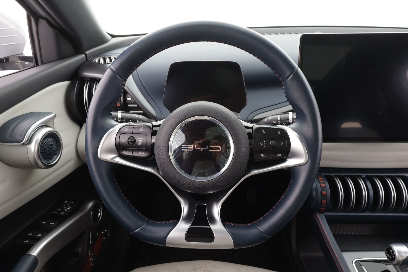 BYD Atto 3 2022 Design * ILP / Panorama / 360 / ACC / LED / Sähköpenkit / Navi / Kaistavahti / Keyless * - 2x Latauskaapelit / Kahet renkaat aluvanteilla - HULLUT AVAJAISHULINAT KORKOTARJOUS 3,29 %