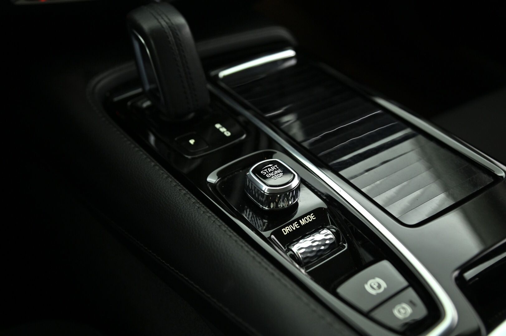Volvo V60 2020 T8 TwE Momentum AWD aut. - ACC / Webasto / VOC / Carplay / Tutkat / FULL-LED High Beam / Koukku / Jakopää tehty / Juuri huolettu