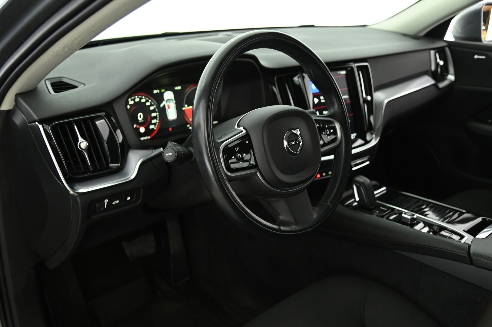Volvo V60 2020 T8 TwE Momentum AWD aut. - ACC / Webasto / VOC / Carplay / Tutkat / FULL-LED High Beam / Koukku / Jakopää tehty / Juuri huolettu