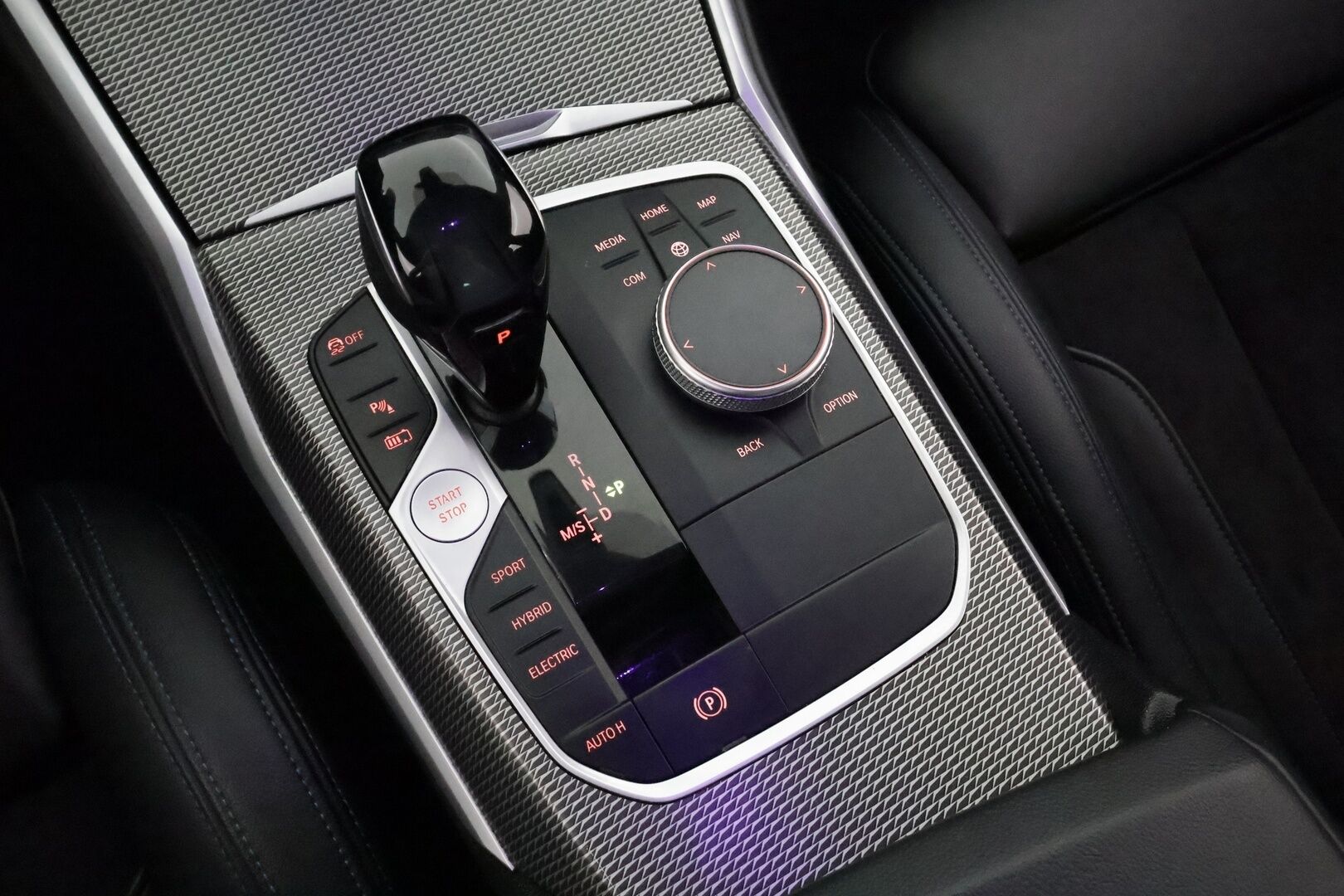 BMW 330E 2020 G20 Sedan 330e A Charged Edition M Sport **Vakkari / Sporttipenkit / P.tutkat / Digimittaristo / Nahka-Alcantara** - Kahdet renkaat aluvanteilla