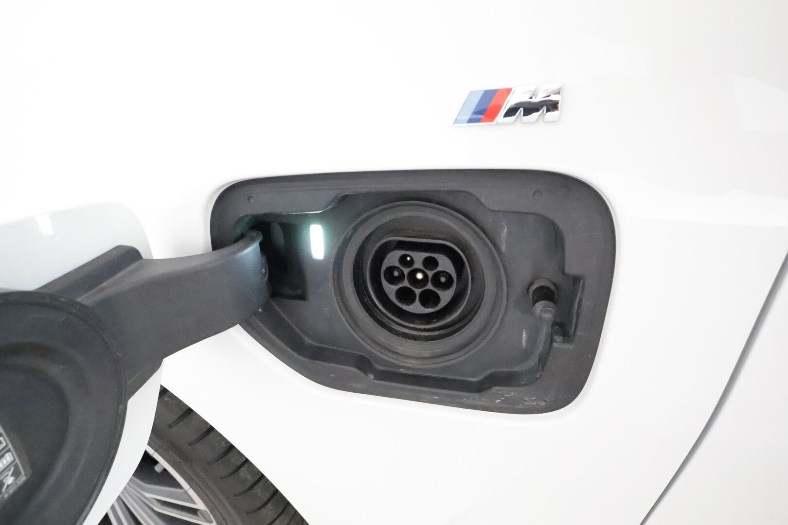 BMW 330E 2020 G20 Sedan 330e A Charged Edition M Sport **Vakkari / Sporttipenkit / P.tutkat / Digimittaristo / Nahka-Alcantara** - Kahdet renkaat aluvanteilla