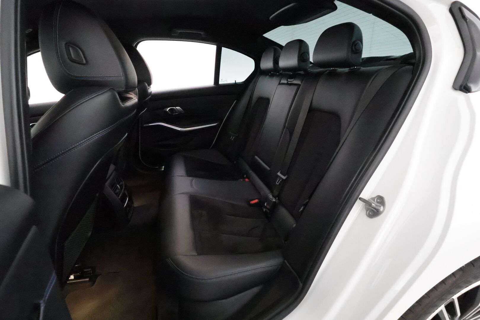 BMW 330E 2020 G20 Sedan 330e A Charged Edition M Sport **Vakkari / Sporttipenkit / P.tutkat / Digimittaristo / Nahka-Alcantara** - Kahdet renkaat aluvanteilla