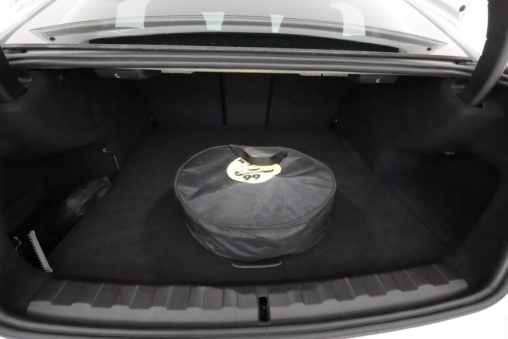 BMW 330E 2020 G20 Sedan 330e A Charged Edition M Sport **Vakkari / Sporttipenkit / P.tutkat / Digimittaristo / Nahka-Alcantara** - Kahdet renkaat aluvanteilla