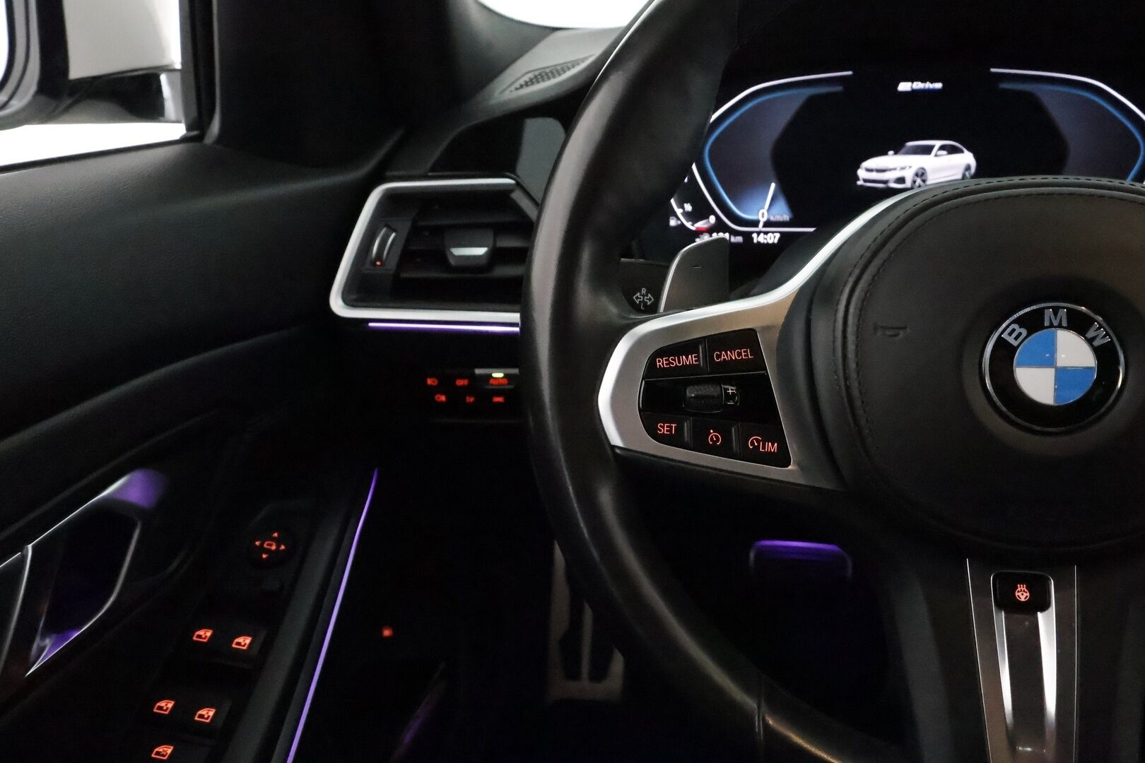 BMW 330E 2020 G20 Sedan 330e A Charged Edition M Sport **Vakkari / Sporttipenkit / P.tutkat / Digimittaristo / Nahka-Alcantara** - Kahdet renkaat aluvanteilla