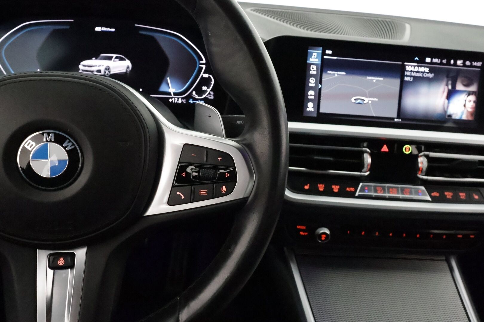 BMW 330E 2020 G20 Sedan 330e A Charged Edition M Sport **Vakkari / Sporttipenkit / P.tutkat / Digimittaristo / Nahka-Alcantara** - Kahdet renkaat aluvanteilla