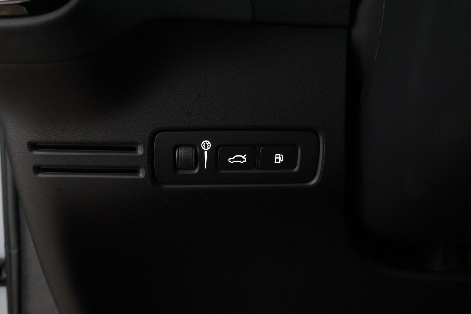 Volvo XC40 2022 T5 Recharge TwE R-Design aut - | R-Design | Pilot Assist | P.kamera | Full-LED | KeyLessGo | VOC | Sportpenkit | SENSUS | Apple&Android | Sähk.takaluukku | SOH 90% |