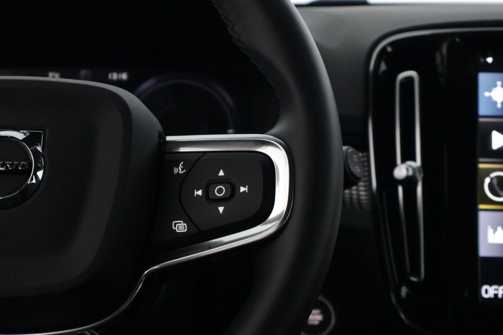 Volvo XC40 2022 T5 Recharge TwE R-Design aut - | R-Design | Pilot Assist | P.kamera | Full-LED | KeyLessGo | VOC | Sportpenkit | SENSUS | Apple&Android | Sähk.takaluukku | SOH 90% |