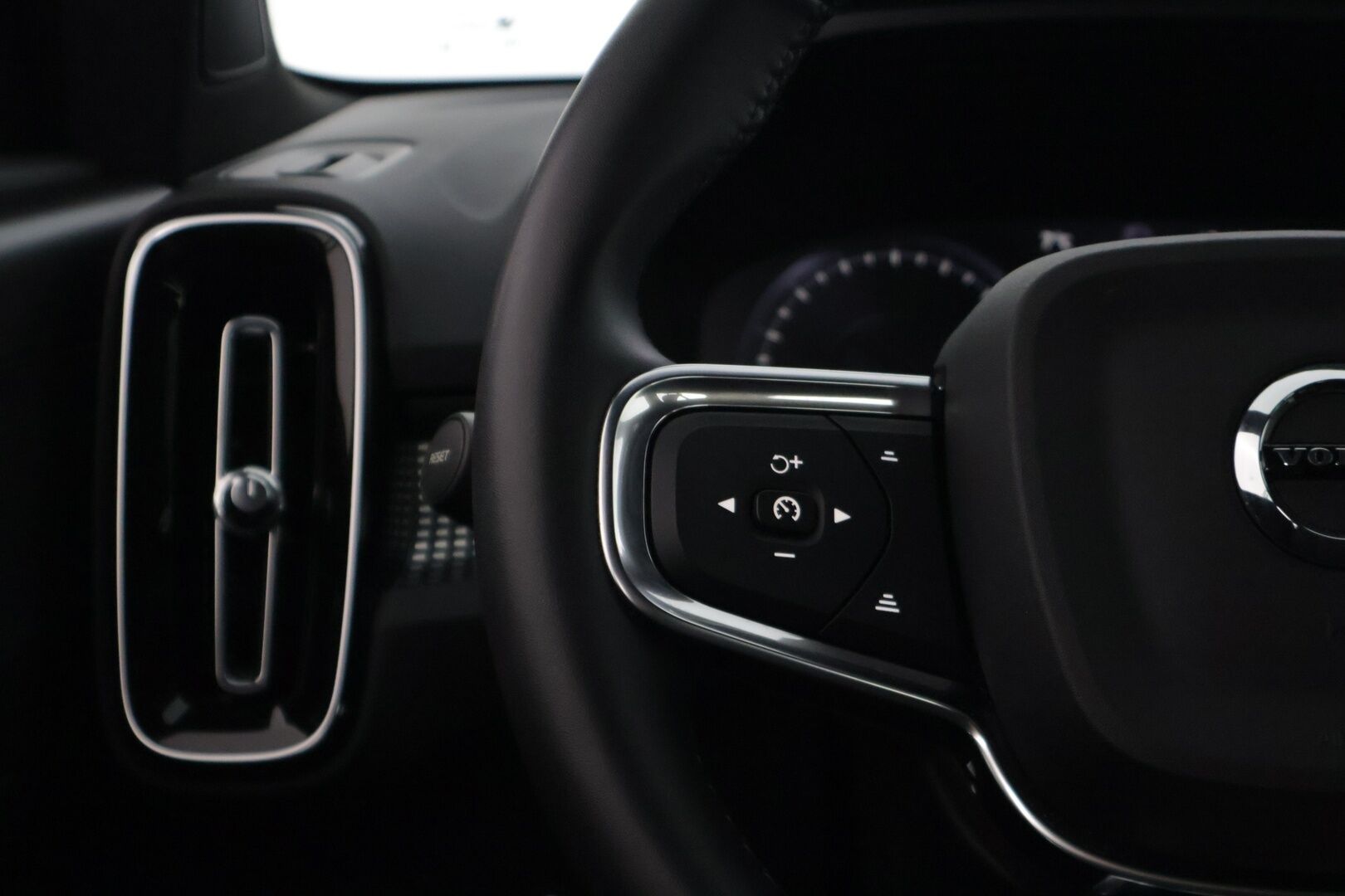 Volvo XC40 2022 T5 Recharge TwE R-Design aut - | R-Design | Pilot Assist | P.kamera | Full-LED | KeyLessGo | VOC | Sportpenkit | SENSUS | Apple&Android | Sähk.takaluukku | SOH 90% |