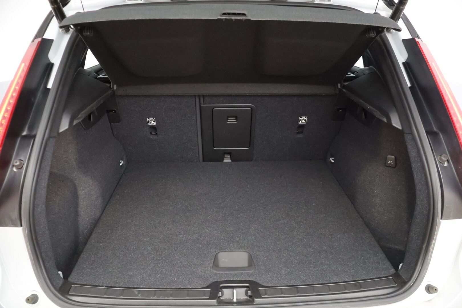 Volvo XC40 2022 T5 Recharge TwE R-Design aut - | R-Design | Pilot Assist | P.kamera | Full-LED | KeyLessGo | VOC | Sportpenkit | SENSUS | Apple&Android | Sähk.takaluukku | SOH 90% |