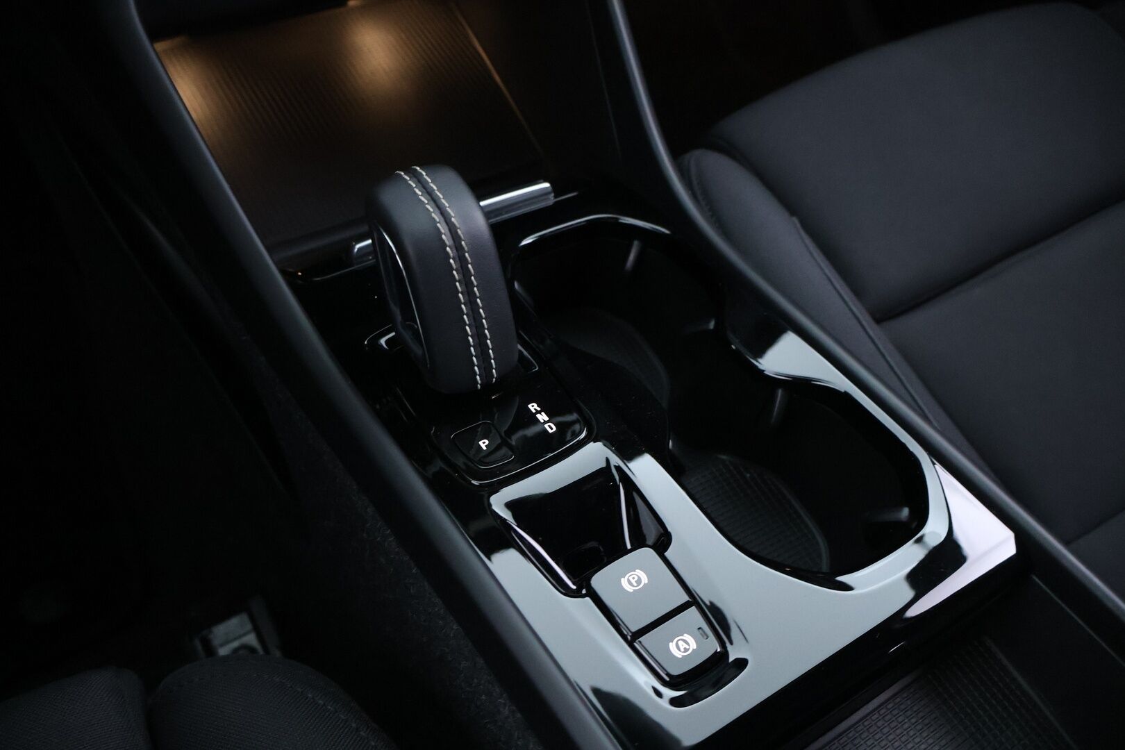 Volvo XC40 2022 T5 Recharge TwE R-Design aut. *Adapt.Vakkari / Sporttipenkit / Peruutuskamera / KeylessGo / Sähköluukku* - HULLUT VÄLIPÄIVÄT KORKOTARJOUS 2,49%